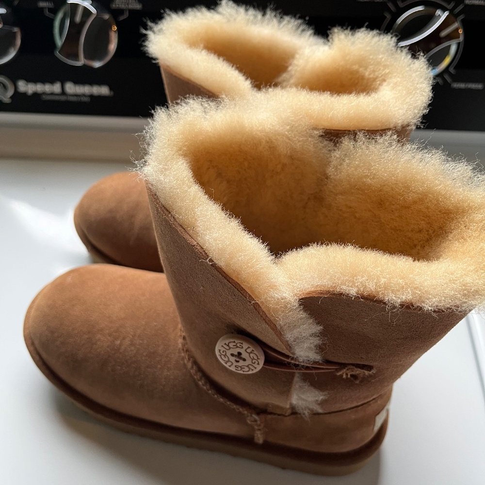 UGG Bailey Button (Chestnut) - Picture 4 of 6